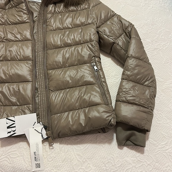Zara jacket. Water and Wind Protection Puffer Size Medium - Picture 4 of 4